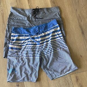 Bundle of 2 boardshorts Hurley gray and RVCA White & blue Striped Men's sz36